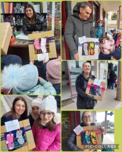 Consegna ai negozianti del quartiere dei lavori realizzati dai bambini della scuola dell'infanzia per la "Giornata dei calzini spaiati".