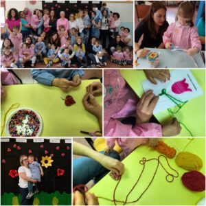 Bambini e mamme alla scuola dell'infanzia