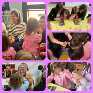 Bambini e mamme alla scuola dell'infanzia
